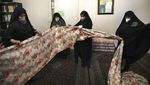 Melihat Semangat Relawan Wanita Perang Lawan Corona di Iran