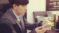 Lihat, foto yang diambil candid ini memperlihatkan Park Chanyeol yang tengah sibuk memakan camilannya. Bahkan keju di dalamnya tampak mulur memanjang. . Foto: instagram Park Chanyeol