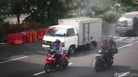 Saat ditanya kelebihan alat ini dibandingkan dengan penyemprotan secara manual. Irvan mengatakan ini adalah salah satu alternatif untuk membantu petugas yang di lapangan melakukan penyemprotan.