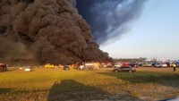 Untuk memadamkan api yang besar, petugas menjatuhkan 80 bom air dengan bantuan dari kantor Sherrif Charlotte County. Foto: Florida Forest Service