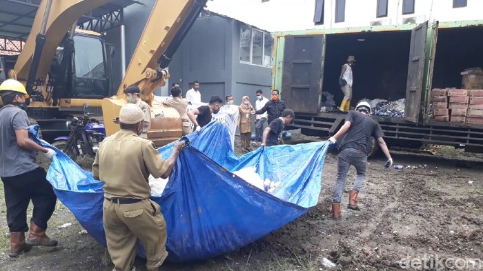 Ribuan botol dan kemasan pestisida palsu di Brebes dimusnahkan, Senin (6/4/2020).
