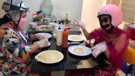 Vanessa Angel berjualan Kebab Dosa