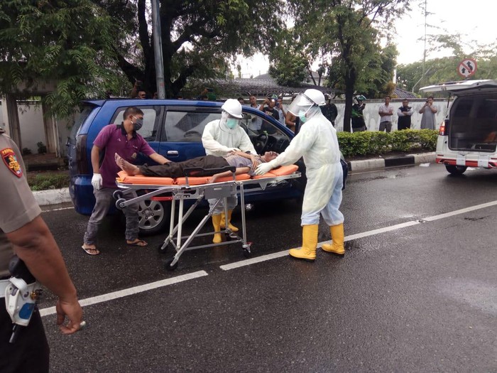 Petugas medis berbaju hazmat mengevakuasi pengendara mobil yang meninggal di Aceh Besar (dok. Istimewa)