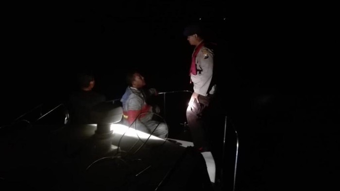 Khadit, nelayan asal Panggungrejo, Kota Pasuruan dinyatakan hilang setelah jatuh ke laut. Pria 36 tahun ini jatuh dari atas kapal saat hendak bersandar.