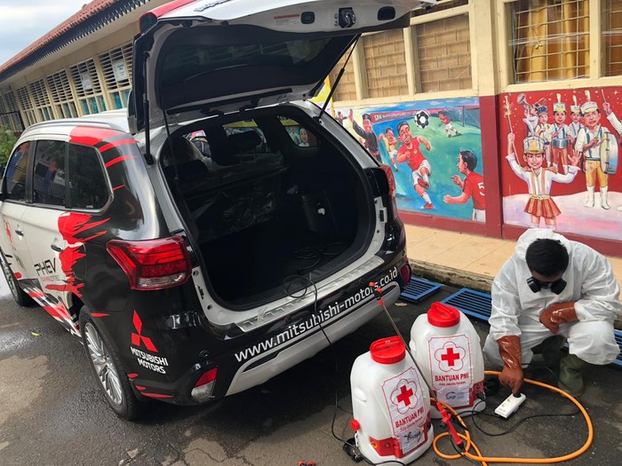 Mitsubishi Outlander PHEV jadi armada penyemprot disinfektan