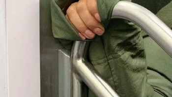 Kita semua secara tidak sadar mengepalkan tangan, membuat gerakan tertentu dan berbagai gesture yang lebih jujur terlihat tanpa kita sadari. Foto: Instagram @subwayhands