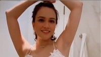 Oleh karena peran baru dan kesuksesannya menjaga penampilan, Shandy Aulia disebut sebagai hot mom. Foto: Instagram