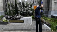 Petugas kebersihan membersihkan Gereja Katedral meskipun untuk sementara waktu tidak ada kegiatan dan ditutup sementara.