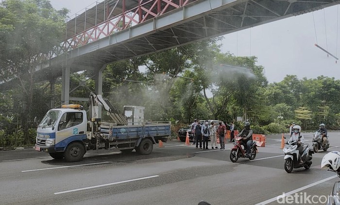 Dishub Kota Surabaya pasang alat semprot disinfektan di bawah JPO di Frontage Road Ahmad Yani. Hal itu dilakukan sebagai upaya pencegahan penyebaran Corona.