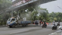 Dinas perhubungan Kota Surabaya memasang alat semprot berisi cairan disinfekstan. Alat tersebut dipasang di bawah Jembatan Penyeberangan Orang (JPO) di Frontage Road Ahmad Yani arah masuk Kota Surabaya.