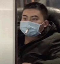 Para ahli kesehatan memperingatkan kita untuk melindungi diri dengan segala cara dari virus corona. Namun beberapa orang ini memakai sesuatu yang tidak lazim.