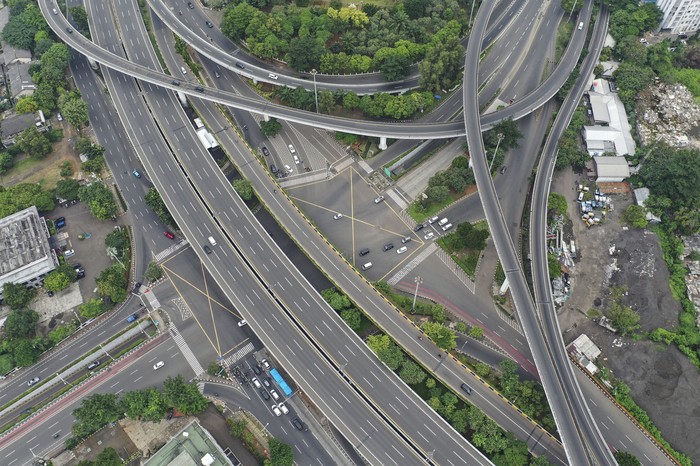 PENGAJUAN PENERAPAN PSSB DI JAKARTA Foto udara suasana di salah satu ruas jalan di Jakarta, Minggu (5/4/2020). Gubernur DKI Jakarta Anies Baswedan telah mengajukan penerapan Pembatasan Sosial Berskala Besar (PSBB) di DKI Jakarta ke Kemeterian Kesehatan untuk percepatan penanganan COVID-19 di ibu kota. ANTARAFOTO/Hafidz Mubarak A/foc.