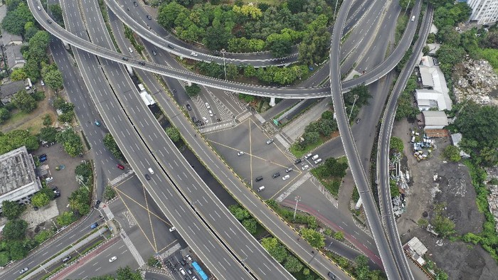 Foto udara suasana di salah satu ruas jalan di Jakarta, Minggu (5/4/2020). Gubernur DKI Jakarta Anies Baswedan telah mengajukan penerapan Pembatasan Sosial Berskala Besar (PSBB) di DKI Jakarta ke Kemeterian Kesehatan untuk percepatan penanganan  COVID-19 di ibu kota. ANTARAFOTO/Hafidz Mubarak A/foc.