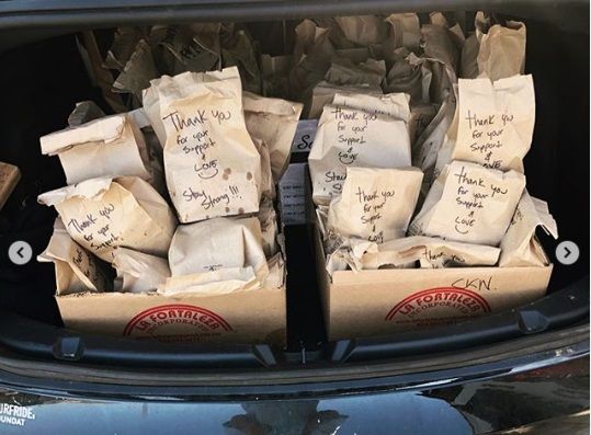 Miley Cyrus dan Cody Simpson bagikan makanan ke petugas kesehatan