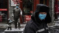 China memiliki kasus Covid-19 dengan jumlah 81.000 pasien dengan jumlah kematian sebanyak 3.000 orang. Tetapi saat ino China perlahan mulai bangkit dengan melonggarkan peraturan lockdown di berbagai wilayah guna memperbaiki ekonomi dan kehidupan sosial.  Getty Images/Kevin Frayer.