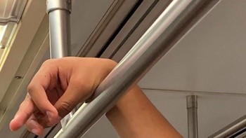 Orang terlihat takut menyentuh tiang di dalam subway, bahkan sungkan berpegangan pada rail hand. Foto: Instagram @subwayhands