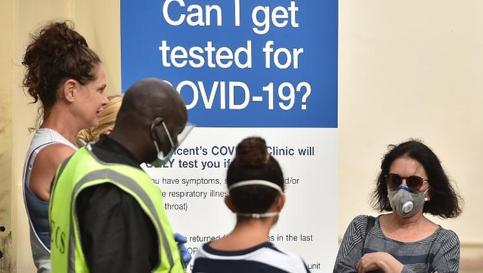 People line up at a COVID-19 coronavirus testing station at Bondi Beach in Sydney on April 1, 2020. - Australian health officials set up a pop-up coronavirus testing clinic at Sydneys iconic Bondi Beach on April 1, amid growing concern about an outbreak COVID-19 among backpackers in the popular tourist destination. (Photo by PETER PARKS / AFP)