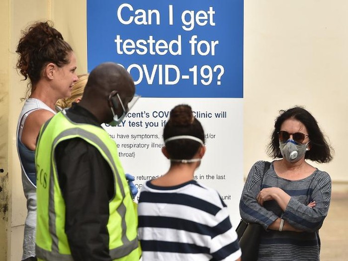 People line up at a COVID-19 coronavirus testing station at Bondi Beach in Sydney on April 1, 2020. - Australian health officials set up a pop-up coronavirus testing clinic at Sydneys iconic Bondi Beach on April 1, amid growing concern about an outbreak COVID-19 among backpackers in the popular tourist destination. (Photo by PETER PARKS / AFP)