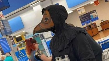 Menurutnya ini APD yang tepat untuk belanja ke Walmart. Kostumnya bertema wabah Black Death (Istimewa/Dok. Boredpanda)