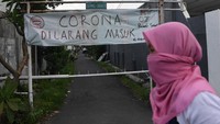 Karantina wilayah tersebut dilakukan oleh warga secara mandiri di kampung itu guna mencegah penyebaran Virus Corona (COVID-19) yang semakin meluas dan memakan korban jiwa.