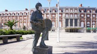 Keheningan pun tejadi di kota Buenos Aries Argentina disaksikan oleh patung ikonik patung almarhum musisi Astor Piazzolla. Saat ini Argentina merupakan salah satu negara yang melakukan lockdown akiba Covid-19. Getty Images/Fabian Gastiarena.