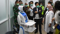 Di Rumah Sakit tersebut juga telah dilengkapi dengan beragam kebutuhan mulai alat bantu hingga pelayan pengantar obat dan makanan berbentuk robot yang disupport oleh Telkom Indonesia bersama BUMN technology lainnya.
