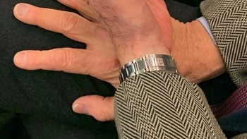 Baginya, memotret tangan juga bisa untuk mengetahui ponsel seperti apa yang banyak dipakai orang saat ini. Foto: Instagram @subwayhands