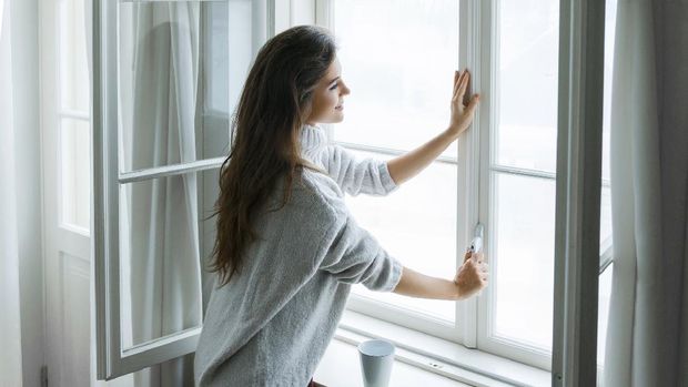 Membuka semua jendela agar sinar masuk bisa meningkatkan kewaspadaan Anda dan terhindar dari rasa ngantuk