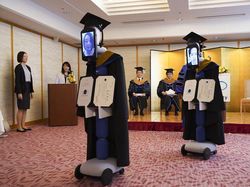 Robot Ini Gantikan Acara Kelulusan Wisuda di Jepang