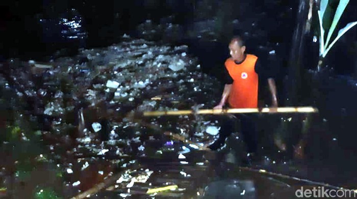 Warga Sukabumi kaget rumahnya terdam banjir dan terkepung sampah luapan sungai