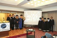 Di tengah pandemi virus Corona, Jepang telah selangkah lebih maju dalam memecahkan masalah bagaimana membuat acara publik seperti wisuda kelulusan bebas risiko. Begini potretnya.