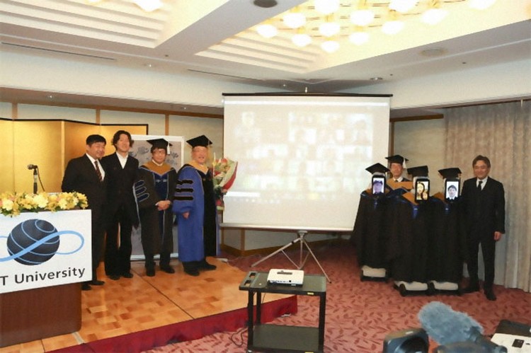 Di tengah pandemi virus Corona, Jepang telah selangkah lebih maju dalam memecahkan masalah bagaimana membuat acara publik seperti wisuda kelulusan bebas risiko. Begini potretnya.