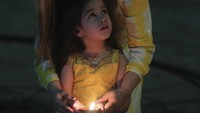 Seorang anak ikut menyalakan lampu tanah. AP Photo/Mahesh Kumar A.