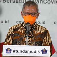 Merespons pandemi COVID-19 yang disebabkan oleh virus Corona, pemerintah akhirnya mulai mengimbau seluruh rakyat Indonesia untuk selalu menggunakan masker ketika beraktivitas di luar rumah. Tanpa terkecuali bagi mereka yang sehat. Sebagai juru bicara pemerintah untuk penanganan COVID-19, Achmad Yurianto menjalankan amanah tersebut dan memberi contoh dengan gaya maskernya yang menyita perhatian. (Foto: dok. BNPB)