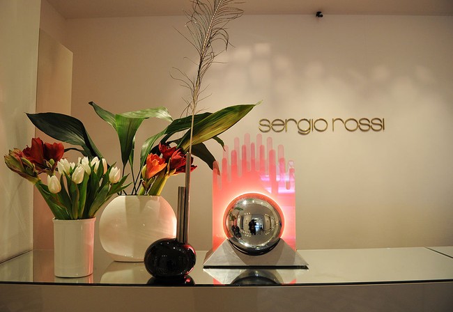 Desainer sepatu Sergio Rossi meninggal pada Kamis (2/4/2020). Ia mengembuskan napas terakhir dalam usia 85 tahun. Menurut WWD, ia terinfeksi virus corona dan sempat menjalani perawatan intensif selama beberapa hari di rumah sakit Bufalini, Casena, Italia. Hari ini, semua orang mengenang Sergio kami yang tercinta, pendiri insipiratif dari mimpi kami. Rossi adalah seorang maestro dan sebuah kehormatan bagi saya bisa bertemu dengannya, ungkap CEO Sergio Rossi Group Ricardo Sciutto saat menyampaikan kabar duka tersebut. (Foto: Getty Images for Sergio Ross)