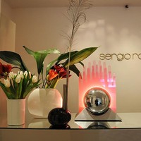 Desainer sepatu Sergio Rossi meninggal pada Kamis (2/4/2020). Ia mengembuskan napas terakhir dalam usia 85 tahun. Menurut WWD, ia terinfeksi virus corona dan sempat menjalani perawatan intensif selama beberapa hari di rumah sakit Bufalini, Casena, Italia. Hari ini, semua orang mengenang Sergio kami yang tercinta, pendiri insipiratif dari mimpi kami. Rossi adalah seorang maestro dan sebuah kehormatan bagi saya bisa bertemu dengannya, ungkap CEO Sergio Rossi Group Ricardo Sciutto saat menyampaikan kabar duka tersebut. (Foto: Getty Images for Sergio Ross)