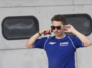 Drama Senggolan KTM vs Ducati, Lorenzo Bela Siapa Nih?
