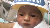 Bayi-bayi mungil ini dipasangi pelindung wajah agar tak mudah dihinggapi virus Corona yang tengah menjadi pandemi global di berbagai negara, tak terkecuali di Thailand.