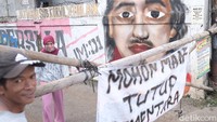 Selain penutupan jalan, pemilik kontrakan juga dilarang menyewakan kontrakannya ke penyewa baru. Hal itu untuk mengantisipasi hal-hal yang tidak diinginkan terkait Corona. 