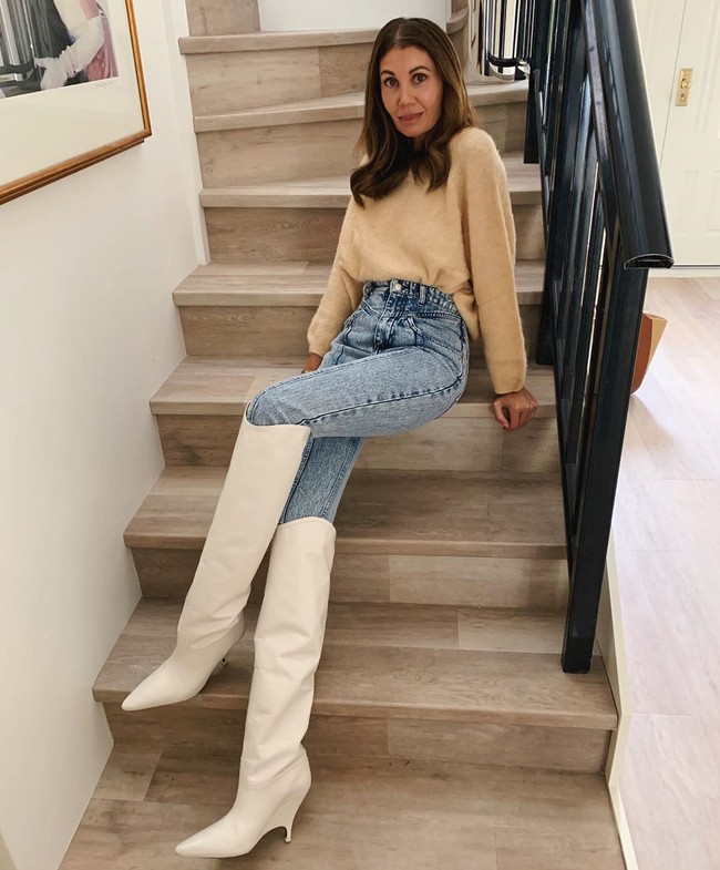 Kebanyakan orang akan memilih busana kasual yang nyaman saat karantina di rumah. Apalagi ketika mereka harus membereskan rumah dan melakukan tugas-tugas lainnya. Tapi tampaknya tidak untuk sosialita Lissy Graham. Foto: Instagram @lissygraham