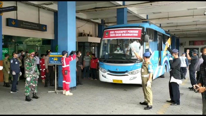 Simulasi penjemputan pemudik menuju rumah karantina di Solo, Senin (6/4/2020).