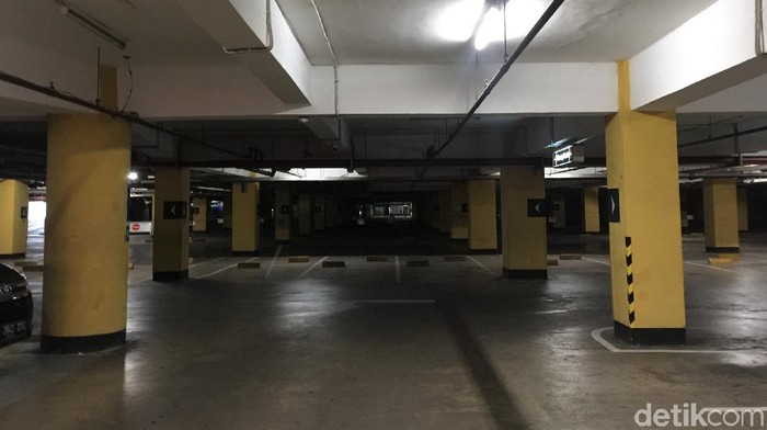 Begini Lengangnya Mal di Bekasi Dampak Corona Untuk mencegah penyebaran virus corona, beberapa mal di Bekasi, Jawa Barat mengurangi aktifitasnya. Salah satunya di Grand Galaxy Park (GGP), Bekasi.