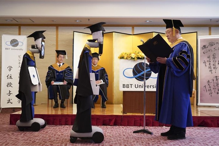 Di tengah pandemi virus Corona, Jepang telah selangkah lebih maju dalam memecahkan masalah bagaimana membuat acara publik seperti wisuda kelulusan bebas risiko. Begini potretnya.