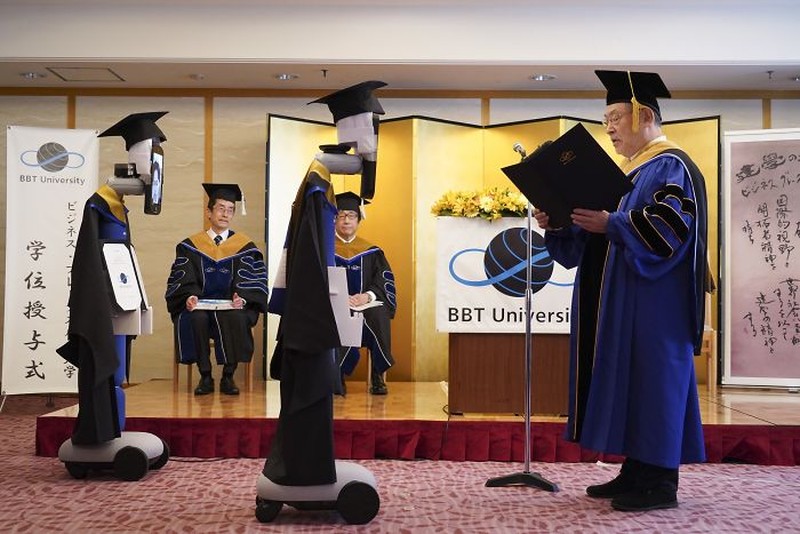 Di tengah pandemi virus Corona, Jepang telah selangkah lebih maju dalam memecahkan masalah bagaimana membuat acara publik seperti wisuda kelulusan bebas risiko. Begini potretnya.
