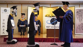 Para wisudawan diwakilkan secara fisik oleh robot jarak jauh untuk menerima sertifikat mereka dan seremoni pemakaian toga sebagai bukti kelulusan.