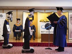 Robot Ini Gantikan Acara Kelulusan Wisuda di Jepang