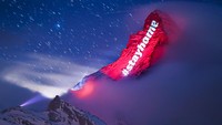Gunung Matterhorn yang ikonik diterangi oleh seniman cahaya Swiss Gerry Hofstetter yang bertujuan untuk mengirim pesan harapan, dukungan, dan solidaritas kepada mereka yang menderita penyakit coronavirus global, COVID-19, pandemi di resor pegunungan Zermatt, Swiss. Valentin Flauraud/Keystone via AP.  