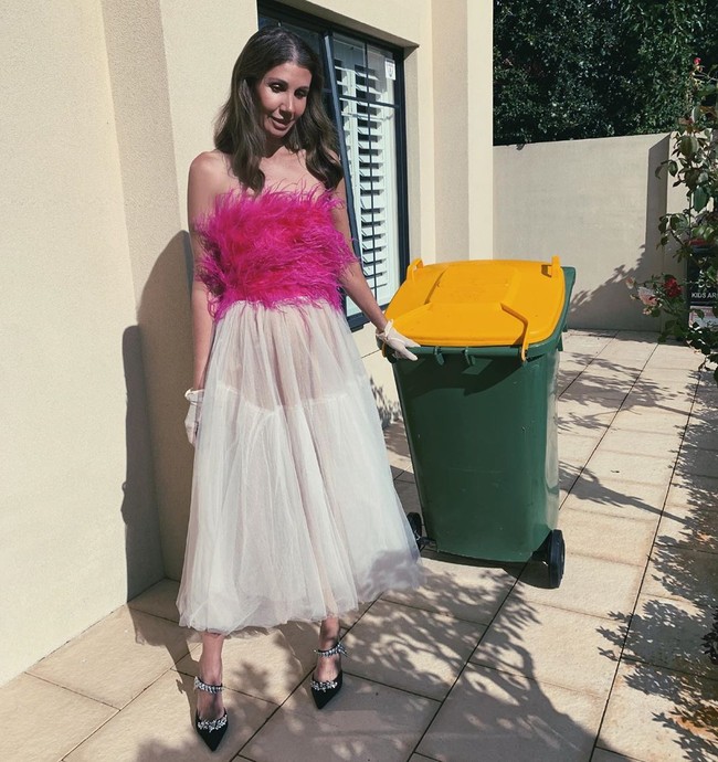 Bikin netizen iri, Lissy yang tampil glamour di tengah pandemi virus Corona mengenakan pakaian terbaiknya di rumah. Entah betulan atau hanya untuk foto, ia tampak mengenakan rok seharga Rp 26 jutaan dan sepatu berhias berlian Rp 16 jutaan untuk membuang sampah. Lissy pun lebih mirip sedang pemotretan dari pada membereskan rumah. Foto: Instagram @lissygraham