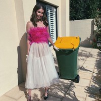 Bikin netizen iri, Lissy yang tampil glamour di tengah pandemi virus Corona mengenakan pakaian terbaiknya di rumah. Entah betulan atau hanya untuk foto, ia tampak mengenakan rok seharga Rp 26 jutaan dan sepatu berhias berlian Rp 16 jutaan untuk membuang sampah. Lissy pun lebih mirip sedang pemotretan dari pada membereskan rumah. Foto: Instagram @lissygraham