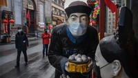 Daratan Asia yang menjadi pusat virus Corona pertama kali berada di Wuhan China. Negara ini melakukan lockdown selama tiga bulan Tampak sebuah patung dengan pakaian khas China di sebuah restoran yang sepi di China akibat wabah Covid-19. Getty Images/Kevin Frayer.  
